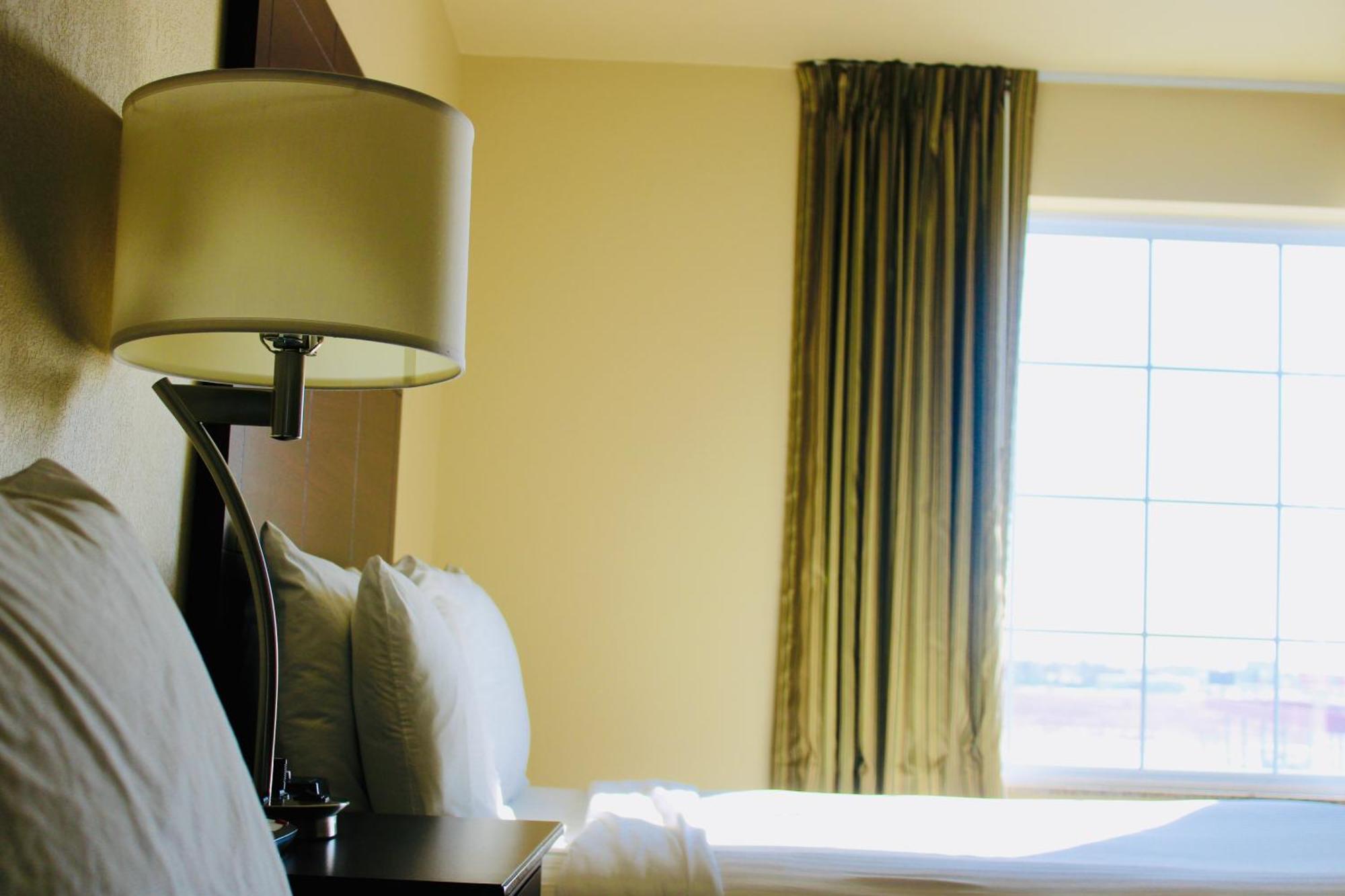 Cobblestone Hotel & Suites - デビルズレイク エクステリア 写真