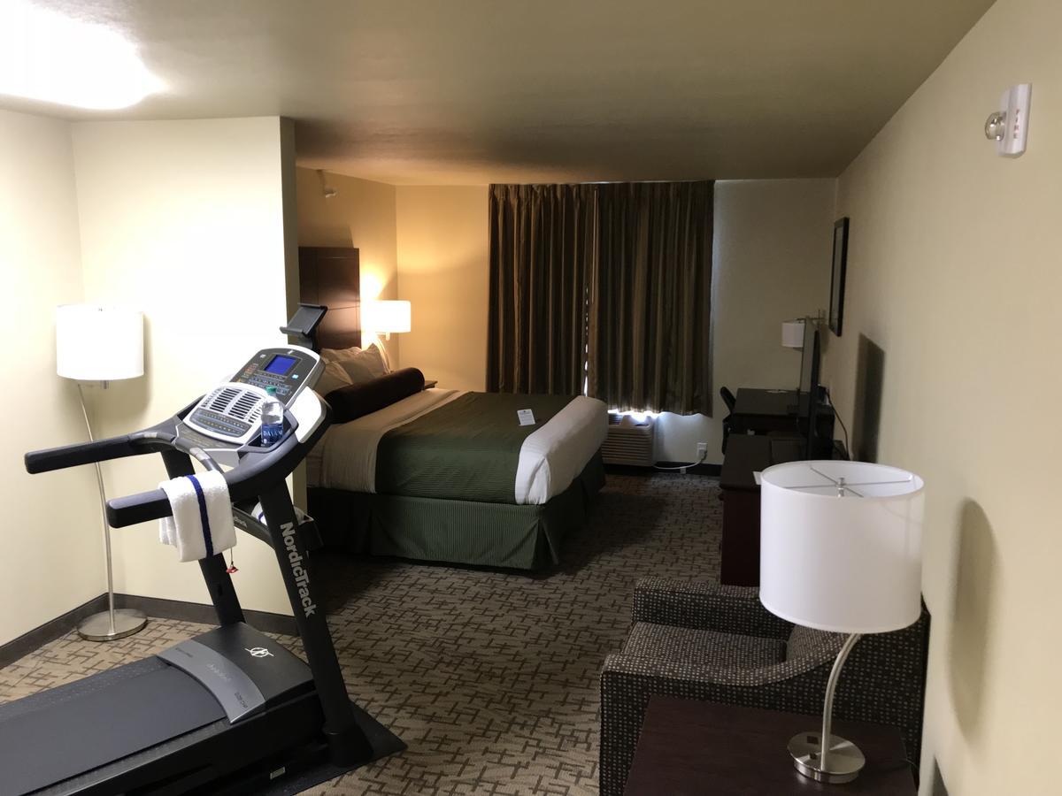 Cobblestone Hotel & Suites - デビルズレイク エクステリア 写真