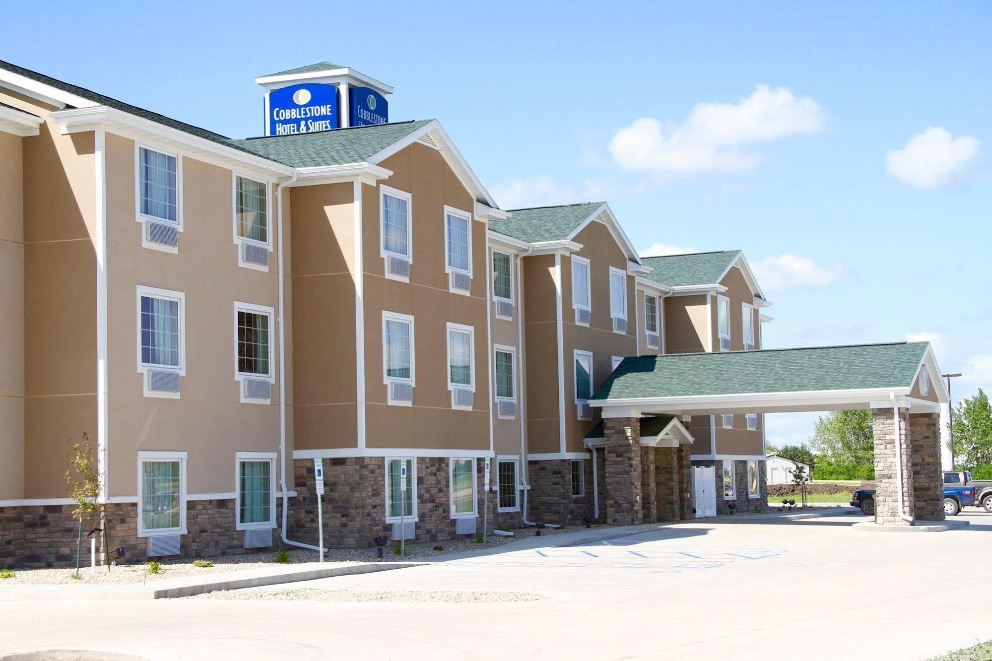Cobblestone Hotel & Suites - デビルズレイク エクステリア 写真