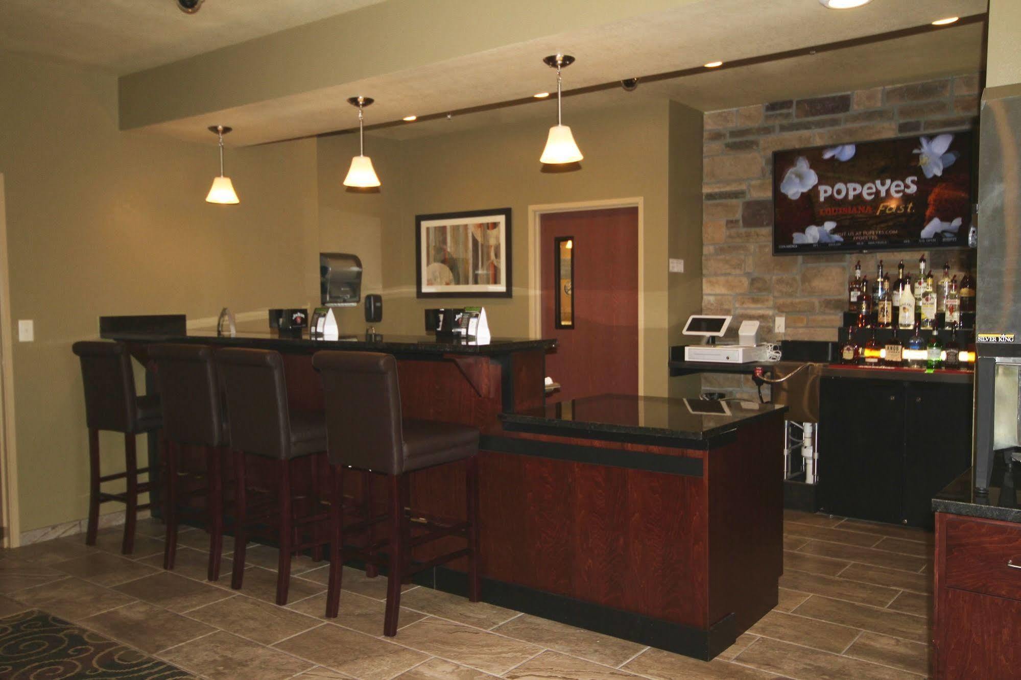 Cobblestone Hotel & Suites - デビルズレイク エクステリア 写真
